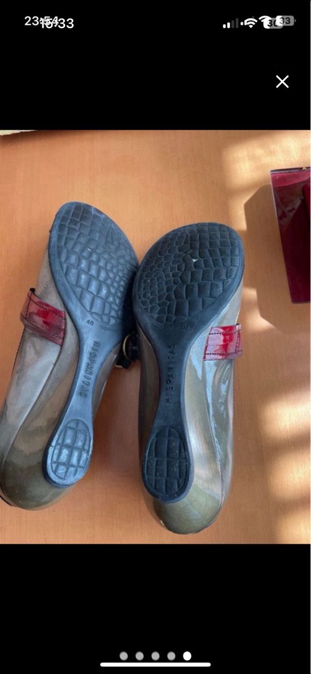 Zapatos estilo Oxford grises y rojos