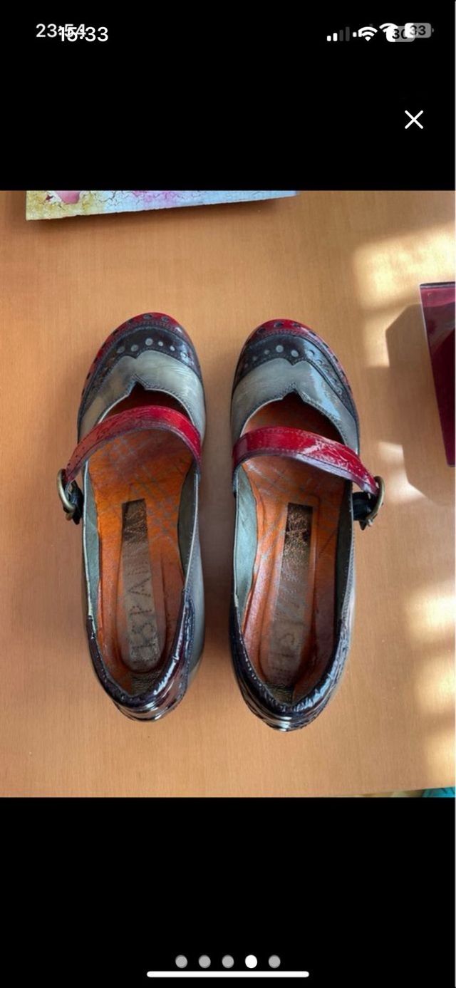 Zapatos estilo Oxford grises y rojos