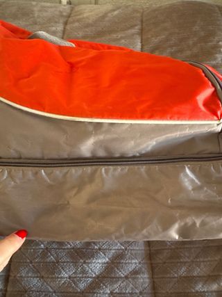 Bolsa de deporte naranja y gris