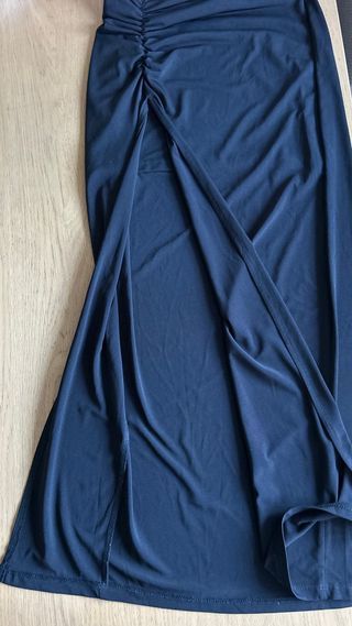 Falda tubo Stradivarius negra con abertura