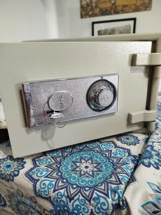 Caja Fuerte con Llave y Combinación