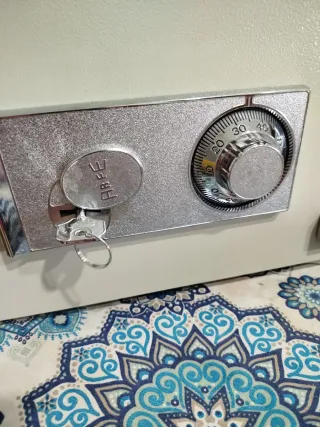 Caja Fuerte con Llave y Combinación