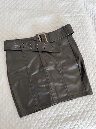 Falda de cuero para un atuendo de noche