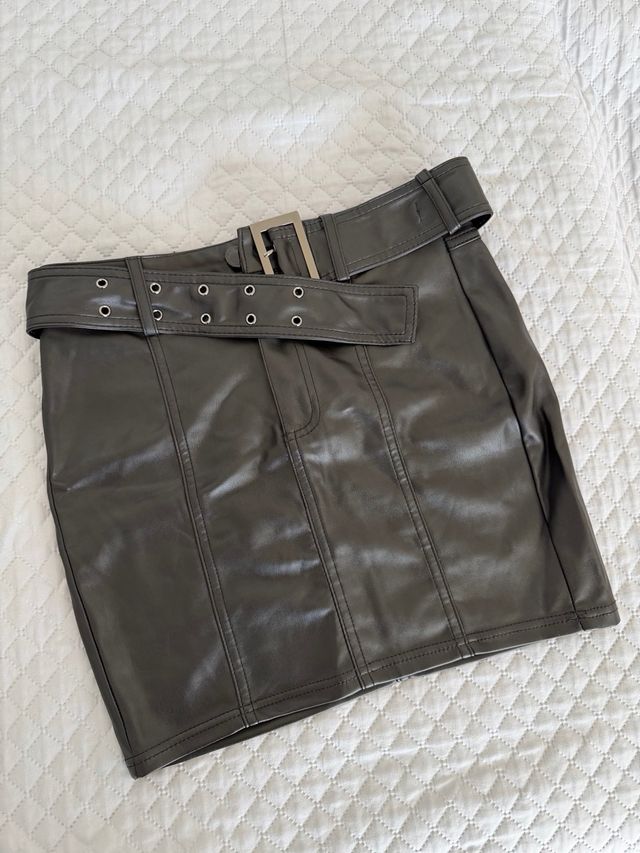 Falda de cuero para un atuendo de noche