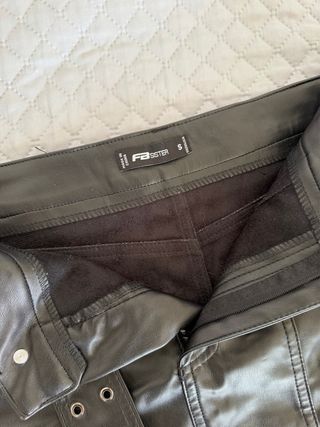 Falda de cuero para un atuendo de noche