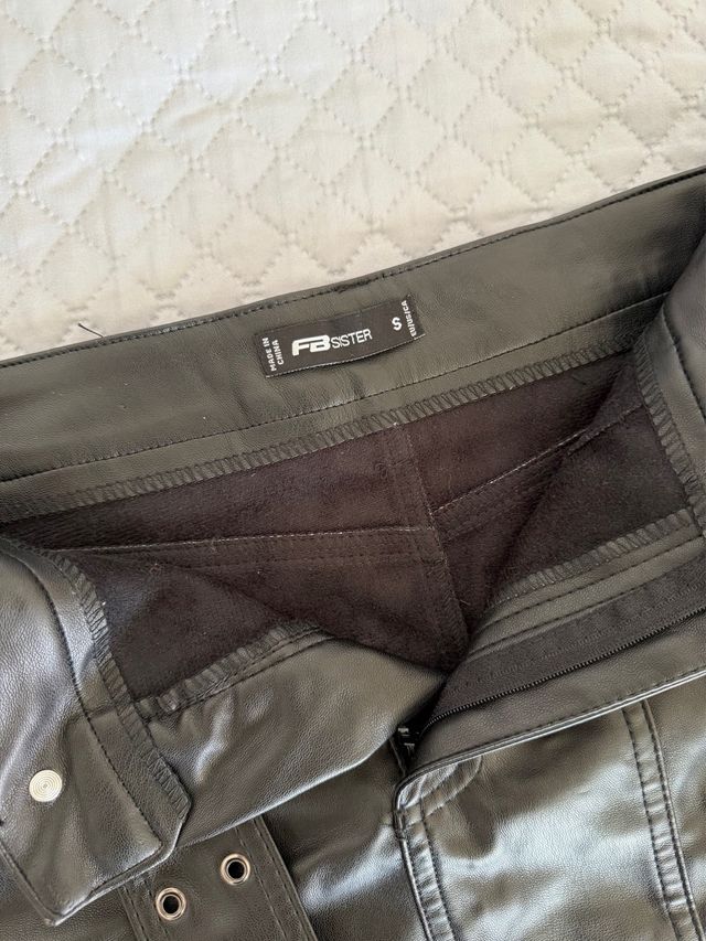 Falda de cuero para un atuendo de noche