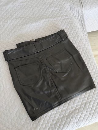 Falda de cuero para un atuendo de noche