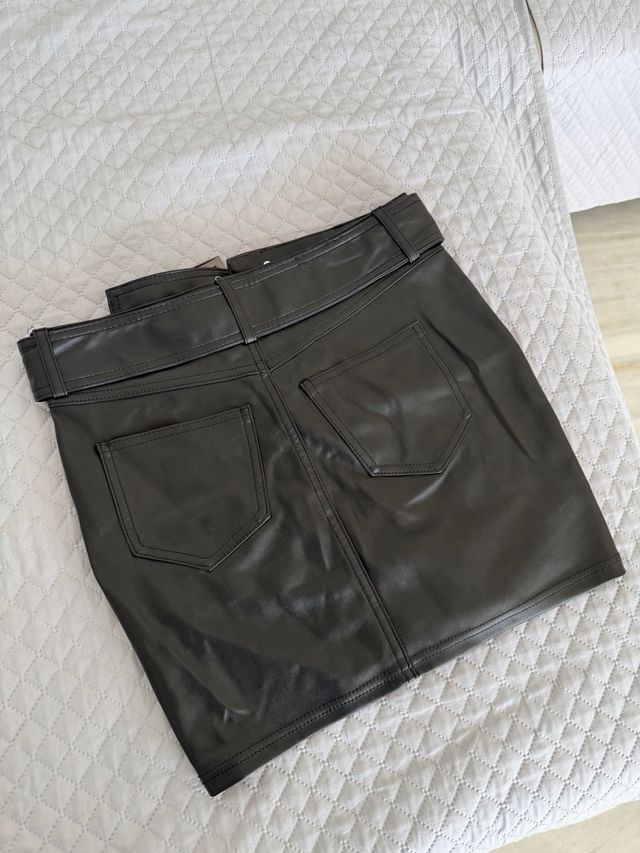 Falda de cuero para un atuendo de noche