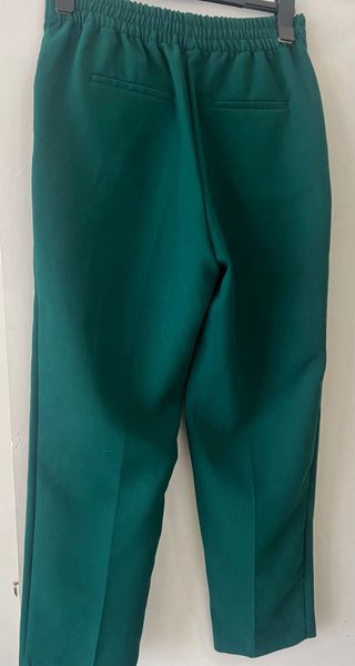 Pantalones verdes con botones dorados