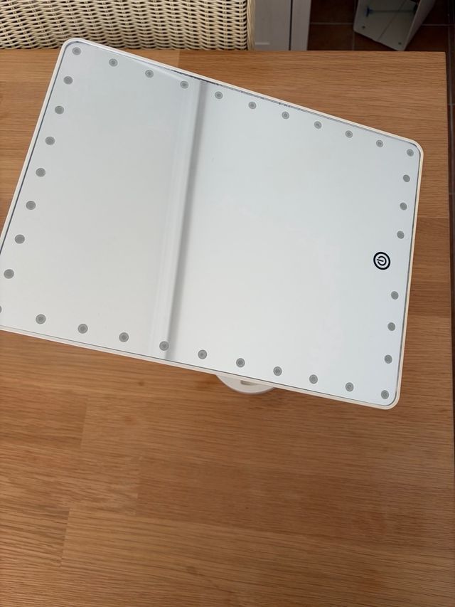 Specchio LED da tavolo