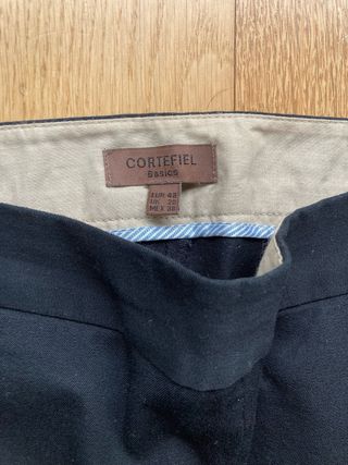 Pantalones negros tobilleros de Cortefiel