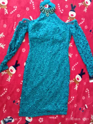 Vestido fiesta pedrería cuello alto