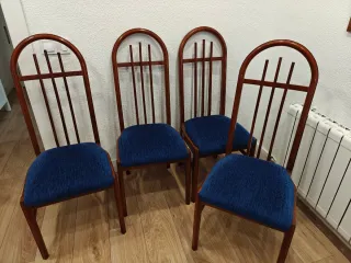 4 Sillas de comedor de madera y tela azul