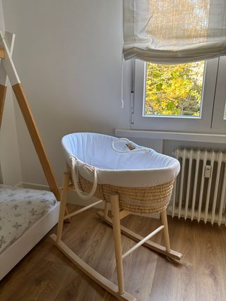 Moisés para bebé de mimbre + soporte de madera