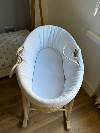Moisés para bebé de mimbre + soporte de madera