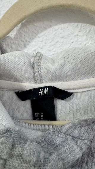 Sudadera con capucha gris texturizada