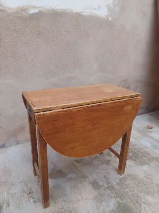 Mesa extensible y 4 sillas madera plegables