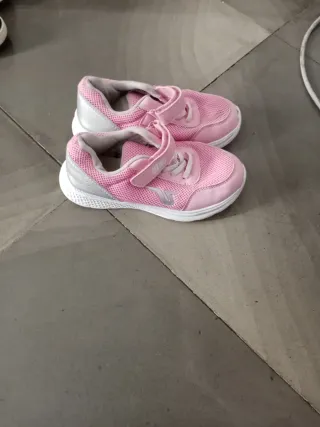 Zapatillas deportivas rosas y plateadas
