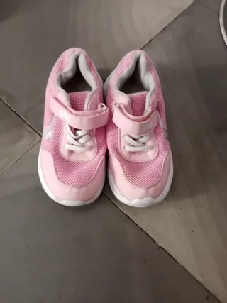Zapatillas deportivas rosas y plateadas