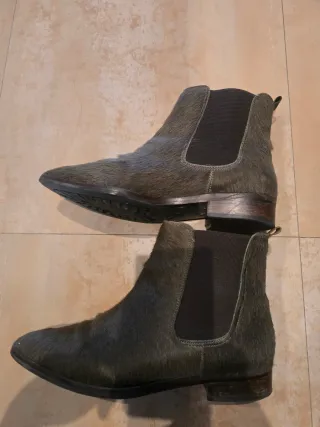 Botas de pelo verde y gris