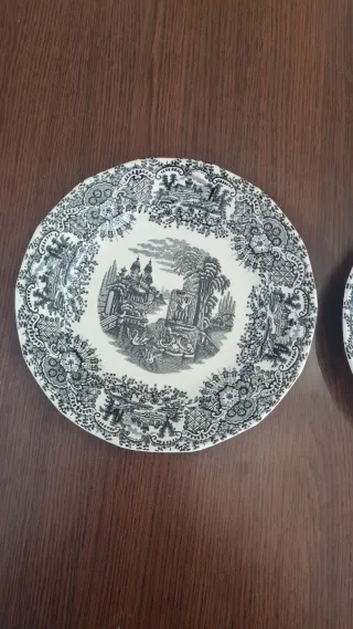 Dos Platos de Loza La Cartuja de Sevilla Pickman.