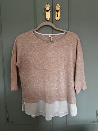 Blusa rosa y blanca con capa