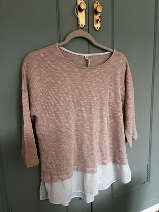 Blusa rosa y blanca con capa