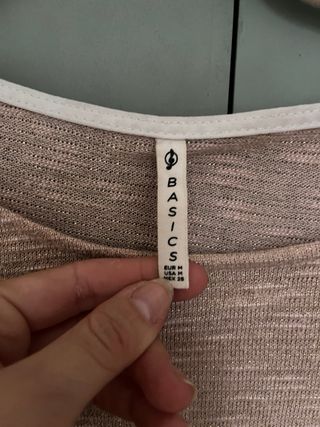 Blusa rosa y blanca con capa