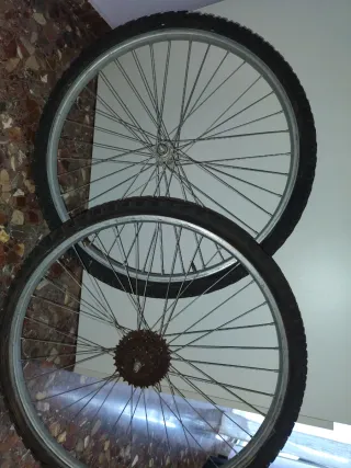 Dos ruedas de bicicleta con piñonera de 26"