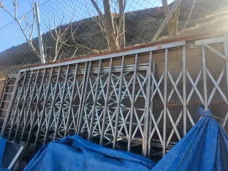 Puerta de acordeón metálica