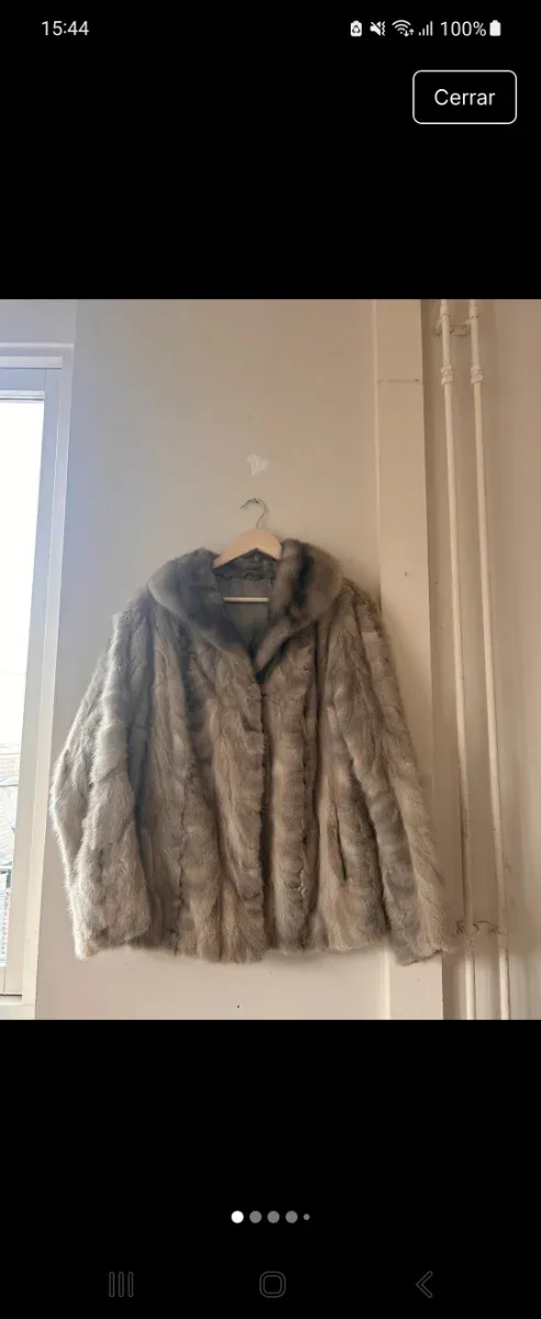 Abrigo de piel beige y gris