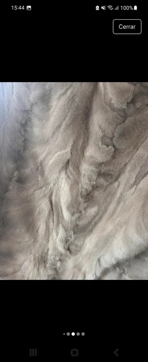 Abrigo de piel beige y gris