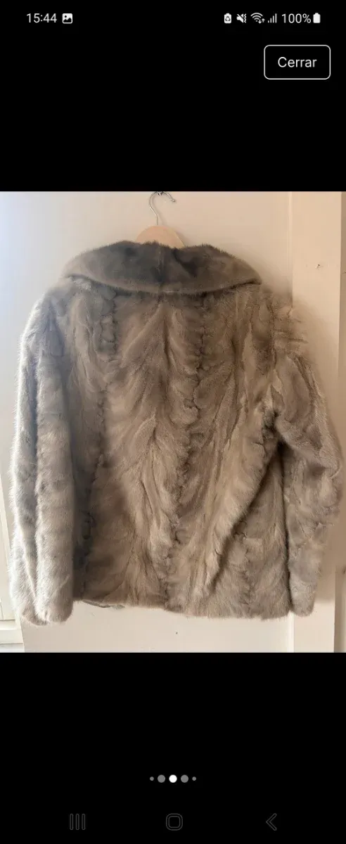 Abrigo de piel beige y gris