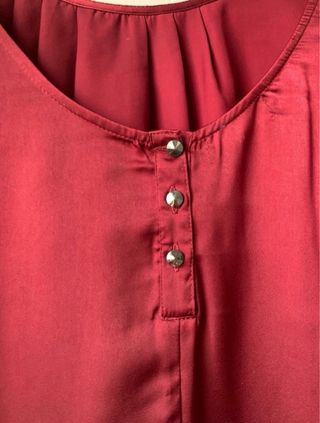 Blusa Zara granate satinada