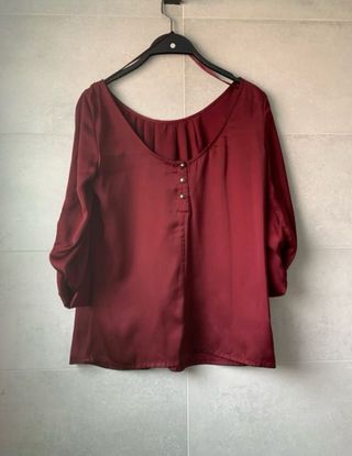Blusa Zara granate satinada