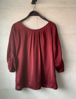 Blusa Zara granate satinada