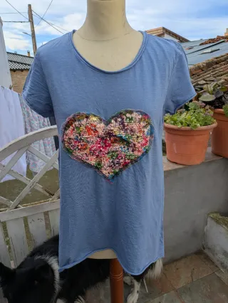 Camiseta azul de manga corta con corazón XL