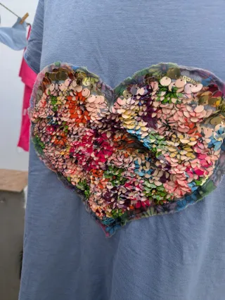 Camiseta azul de manga corta con corazón XL