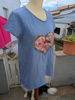 Camiseta azul de manga corta con corazón XL