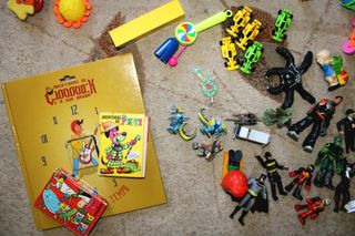 Lote 60 Brinquedos + Livro Histórias de Embalar