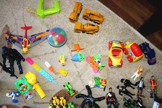 Lote 60 Brinquedos + Livro Histórias de Embalar