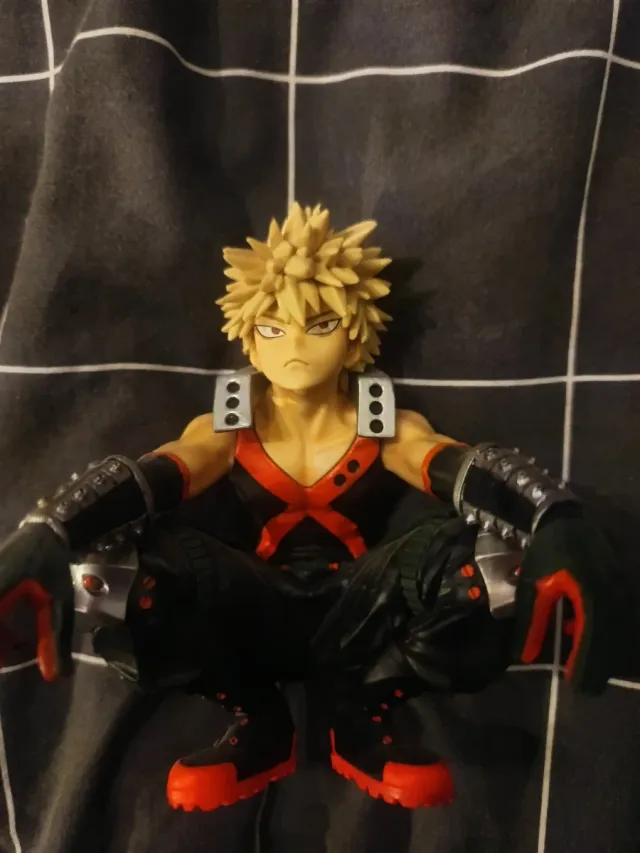 figura de bakugo muy buena calidad