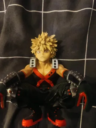 figura de bakugo muy buena calidad