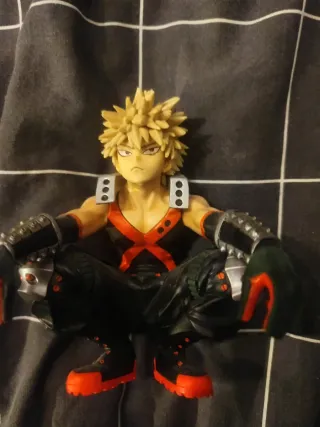figura de bakugo muy buena calidad