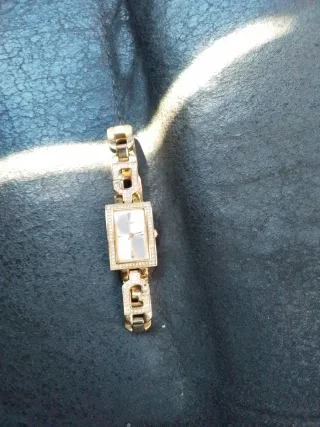 Reloj Guess Dorado Mujer