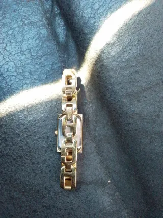 Reloj Guess Dorado Mujer