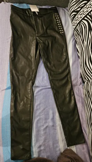 Pantaloni ONLY ecopelle con borchie