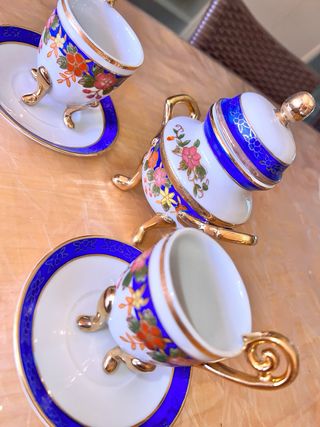 Set Tazzine Bone China - dettagli dorati e blu