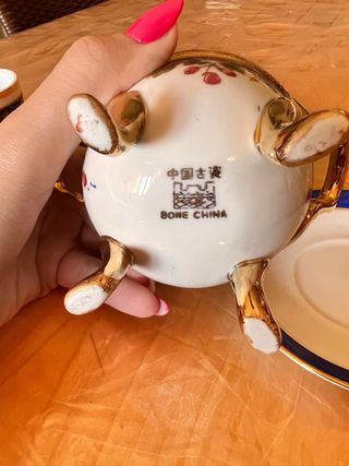 Set Tazzine Bone China - dettagli dorati e blu