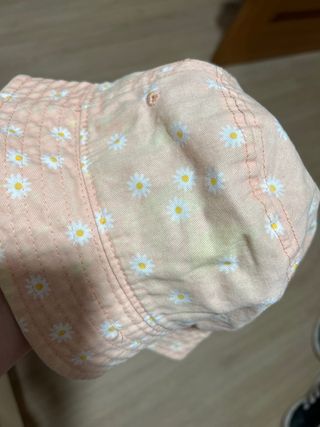 Gorro de flores rosa y amarillo